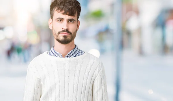 Junger Gutaussehender Mann Der Winterpullover Über Isoliertem Hintergrund Trägt Deprimiert — Stockfoto