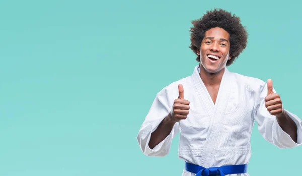 Hombre Afroamericano Usando Kimono Karate Sobre Signo Éxito Fondo Aislado — Foto de Stock