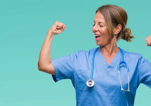 中年看護師が先輩医師女性誇り笑顔腕の筋肉を示す孤立した背景の上 フィットネスの概念 — ストック写真