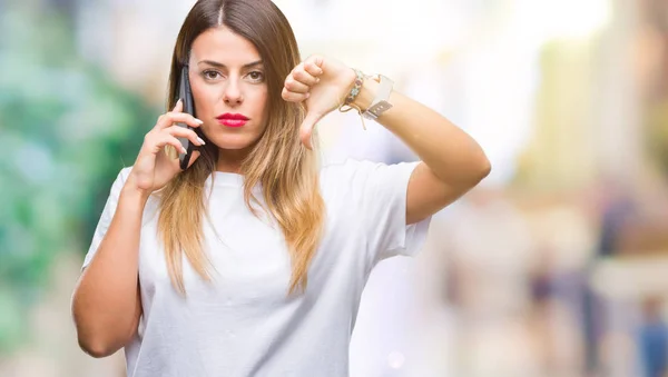 Mooie Jongedame Spreken Bellen Met Smartphone Geïsoleerd Achtergrond Met Een — Stockfoto