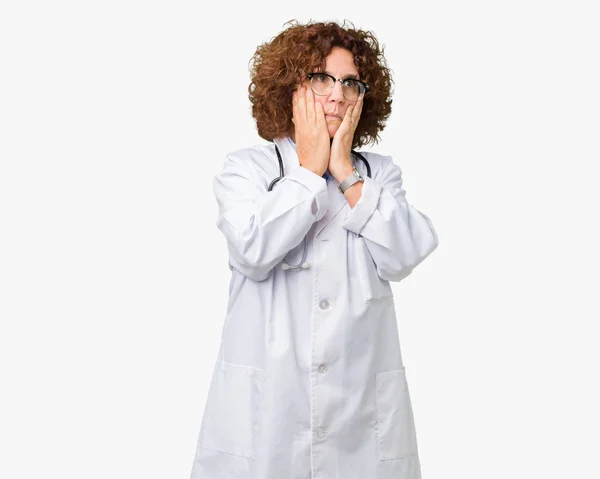 Środkowy Ager Starszy Lekarz Kobieta Białym Tle Tired Ręce Obejmujący — Zdjęcie stockowe