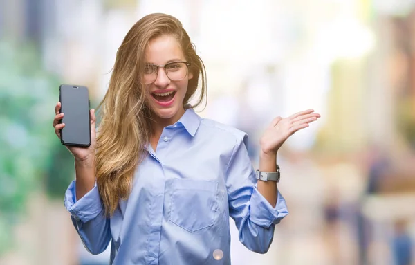 Genç Güzel Sarışın Kadın Gösteren Ekran Smartphone Üzerinde Kocaman Bir — Stok fotoğraf