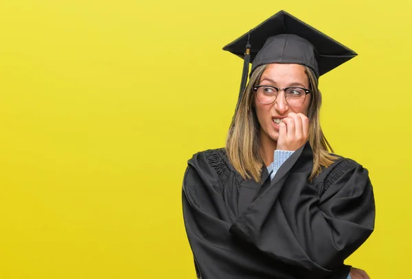 Joven Hermosa Mujer Con Uniforme Graduado Sobre Fondo Aislado Buscando — Foto de Stock