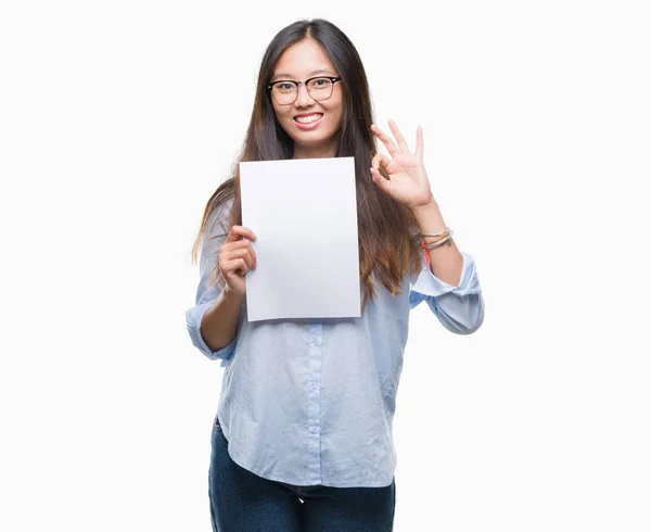 Joven Asiática Sosteniendo Papel Blanco Sobre Aislado Fondo Haciendo Signo —  Fotos de Stock