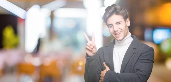 Giovane Uomo Elegante Che Indossa Cappotto Invernale Sfondo Isolato Sorridente — Foto Stock