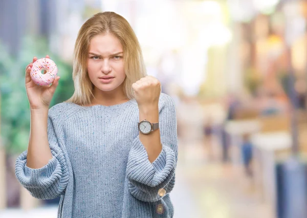 Junge Kaukasische Frau Isst Süßen Donut Vor Isoliertem Hintergrund Genervt — Stockfoto