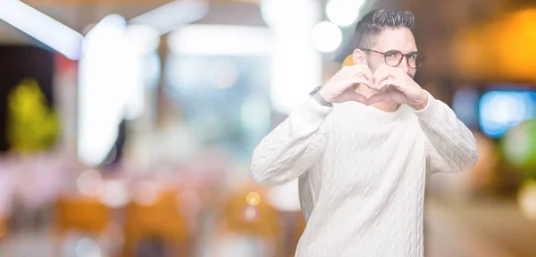 Homem Bonito Jovem Vestindo Óculos Sobre Fundo Isolado Sorrindo Amor — Fotografia de Stock