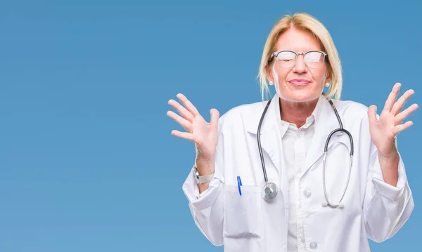 Średnim Wieku Kobieta Blonde Lekarz Nad Białym Tle Obchodzi Mad — Zdjęcie stockowe