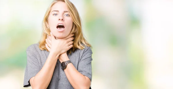 Hermosa Mujer Joven Con Camiseta Informal Gran Tamaño Sobre Fondo — Foto de Stock