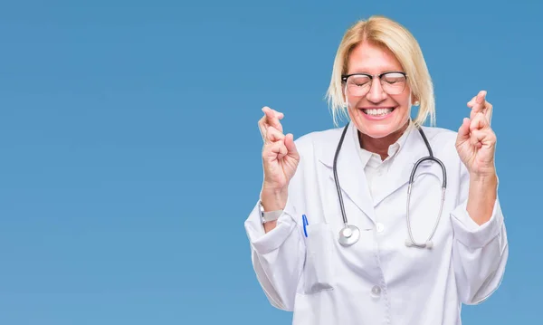 Średnim Wieku Kobieta Blonde Lekarz Białym Tle Uśmiechnięty Palców Przejściach — Zdjęcie stockowe