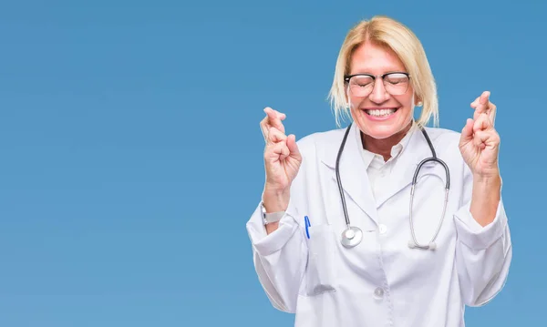 Médico Loira Meia Idade Mulher Sobre Fundo Isolado Sorrindo Cruzando — Fotografia de Stock