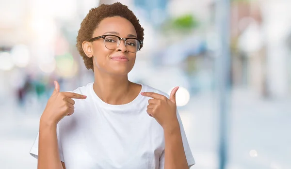 Vackra Unga Afroamerikanska Kvinna Som Bär Glasögon Över Isolerade Bakgrund — Stockfoto