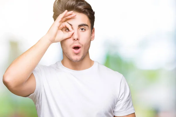 Jonge Knappe Man Dragen Witte Shirt Geïsoleerde Achtergrond Doen Gebaar — Stockfoto