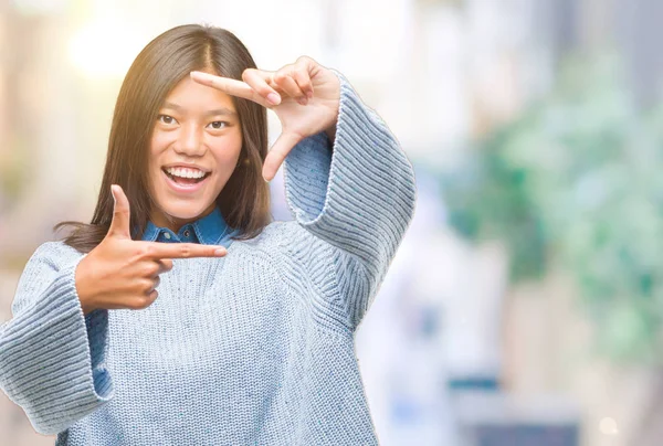 Giovane Donna Asiatica Indossa Maglione Invernale Sfondo Isolato Sorridente Rendendo — Foto Stock