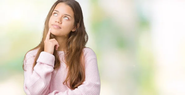 Giovane Bella Donna Bruna Indossa Maglione Invernale Rosa Sfondo Isolato — Foto Stock