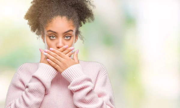 Jovem Afro Americana Vestindo Camisola Inverno Sobre Fundo Isolado Chocado — Fotografia de Stock