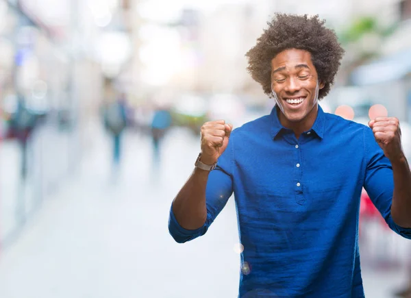 Hombre Afroamericano Sobre Fondo Aislado Emocionado Por Éxito Con Los —  Fotos de Stock