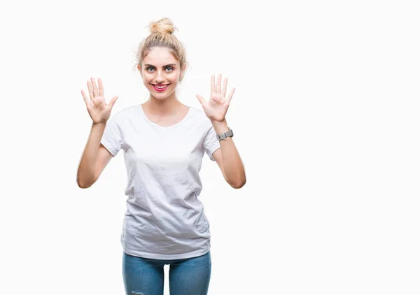 年轻美丽的金发女子穿白色 T恤在孤立的背景显示和指向与手指数字十同时微笑自信和快乐 — 图库照片