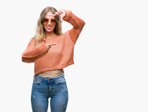 美丽的年轻的金发女子戴着太阳镜在孤立的背景微笑制作框架与手和手指愉快的脸 创意与摄影理念 — 图库照片