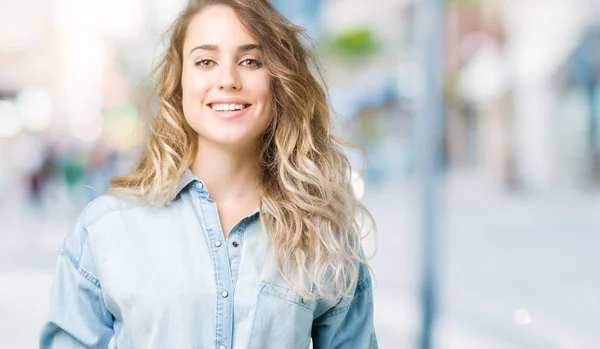 Linda Jovem Loira Sobre Fundo Isolado Com Sorriso Feliz Legal — Fotografia de Stock