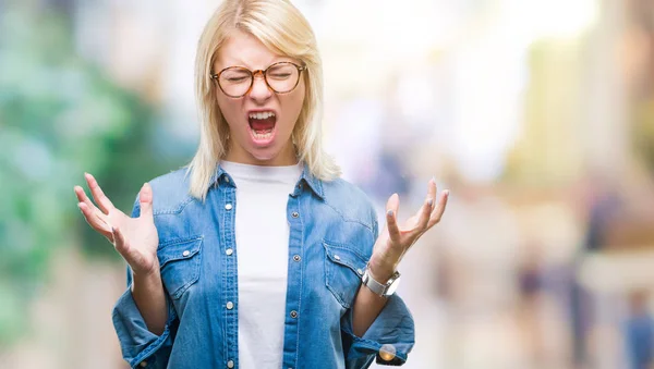 Joven Mujer Rubia Hermosa Con Gafas Sobre Fondo Aislado Celebrando —  Fotos de Stock