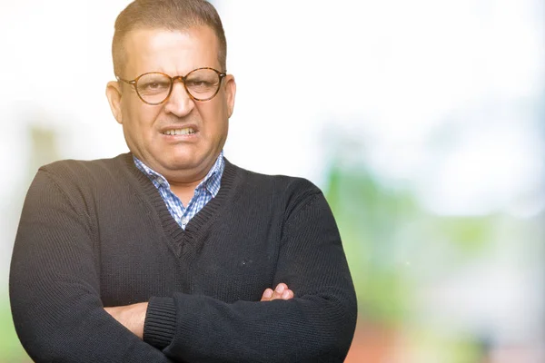 Мужчина Среднего Возраста Носит Очки Изолированном Фоне Скептически Нервно Неодобрительное — стоковое фото