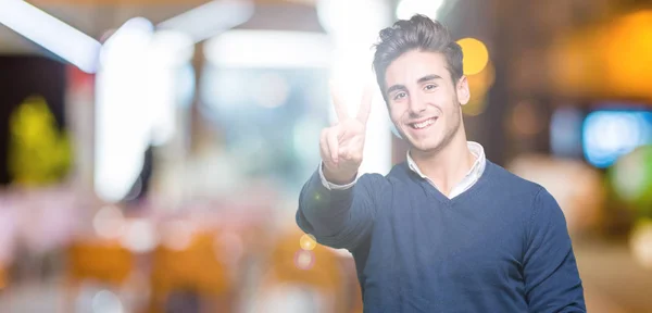 Joven Hombre Negocios Guapo Sobre Fondo Aislado Sonriendo Con Cara — Foto de Stock