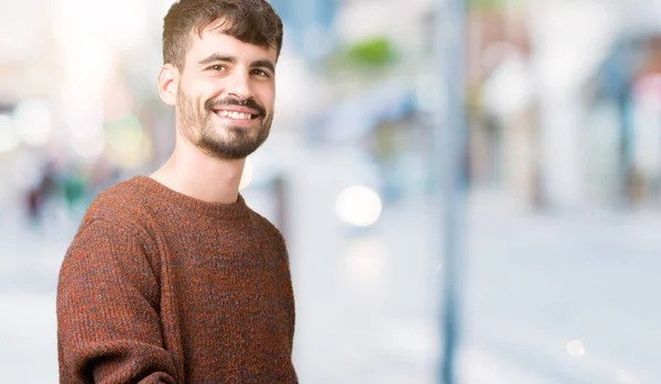 Mladý Pohledný Muž Sobě Zimní Svetr Přes Izolované Pozadí Pozvání — Stock fotografie