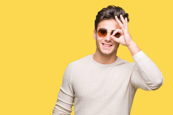 Junger Gutaussehender Mann Mit Sonnenbrille Über Isoliertem Hintergrund Macht Geste — Stockfoto
