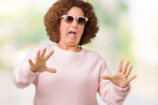 Schöne Seniorin Mittleren Alters Rosa Pullover Und Sonnenbrille Über Isoliertem — Stockfoto