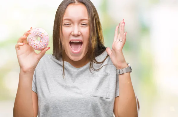 Молодая Белая Женщина Ест Сладкий Пончик Изолированном Фоне Счастливый Взволнованный — стоковое фото
