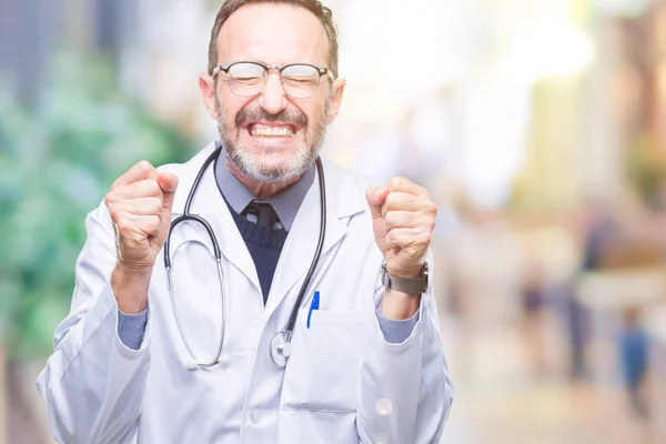 Medelåldern Hoary Överläkare Man Bär Medicinsk Enhetlig Isolerade Bakgrund Glada — Stockfoto