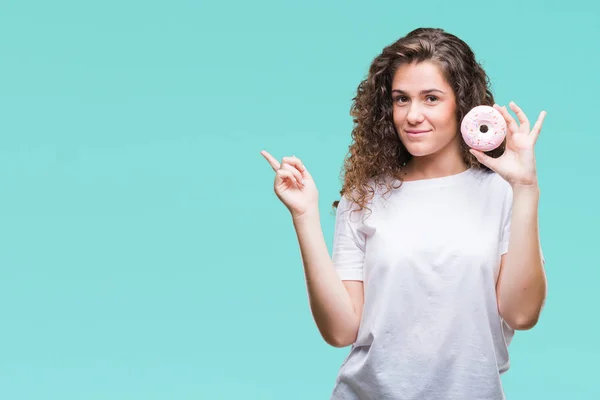 Joven Morena Comiendo Donut Sobre Fondo Aislado Muy Feliz Apuntando —  Fotos de Stock