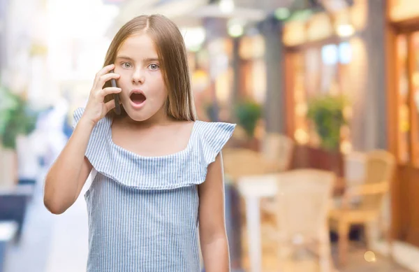 Mooi Meisje Praten Aan Telefoon Geïsoleerde Achtergrond Bang Schok Met — Stockfoto