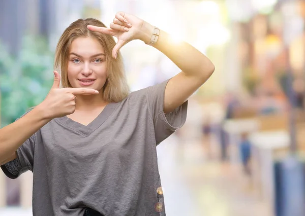 Mulher Caucasiana Jovem Sobre Fundo Isolado Sorrindo Fazendo Quadro Com — Fotografia de Stock