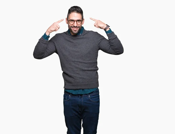 Homem Bonito Jovem Usando Óculos Sobre Fundo Isolado Sorrindo Apontando — Fotografia de Stock