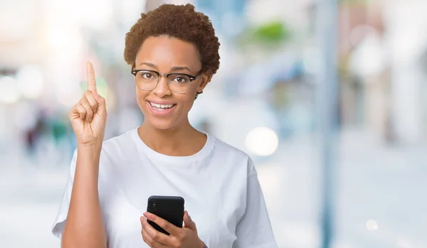 Mujer Afroamericana Joven Usando Smartphone Sobre Fondo Aislado Sorprendida Con — Foto de Stock