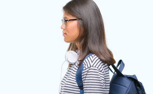 Młody Student Asian Kobieta Noszenie Słuchawek Plecak Białym Tle Patrząc — Zdjęcie stockowe