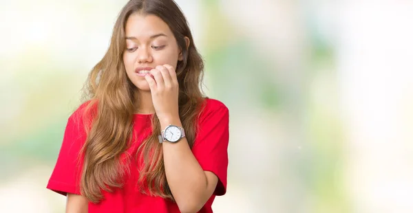 Mladá Krásná Bruneta Žena Nosí Červené Tričko Izolované Pozadí Pohledu — Stock fotografie