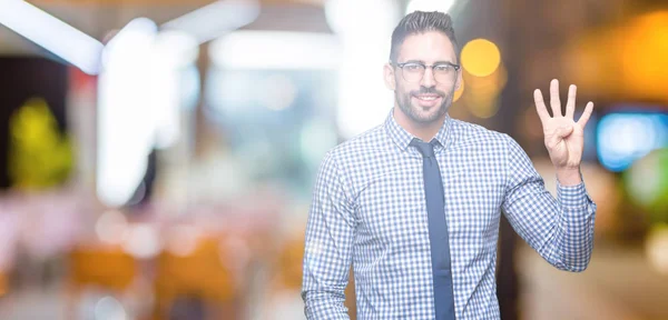 Joven Hombre Negocios Con Gafas Sobre Fondo Aislado Mostrando Apuntando — Foto de Stock