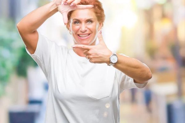 Mulher Ruiva Caucasiana Sênior Atrativa Sobre Fundo Isolado Sorrindo Fazendo — Fotografia de Stock