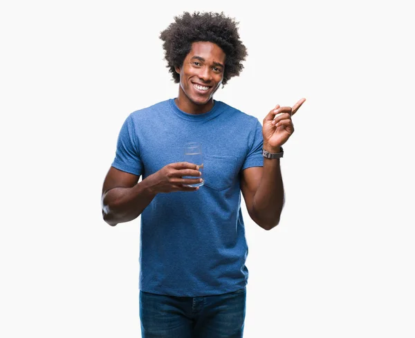 孤立した背景側の手と指で指す非常に幸せに水のガラスを飲むアフロ アメリカ人 — ストック写真