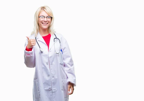 Jovem Mulher Bonita Médico Loira Vestindo Uniforme Médico Sobre Fundo — Fotografia de Stock