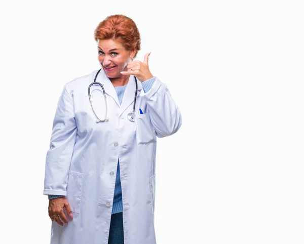 Donna Anziana Medico Caucasico Indossa Uniforme Medica Sfondo Isolato Sorridente — Foto Stock