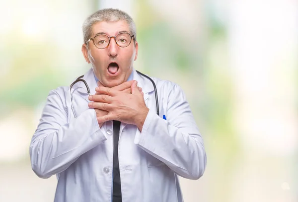 Bonito Médico Sênior Homem Sobre Fundo Isolado Gritando Sufocar Porque — Fotografia de Stock