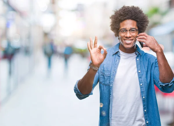 Afro Amerikaanse Man Praten Aan Telefoon Geïsoleerde Achtergrond Doen Teken — Stockfoto