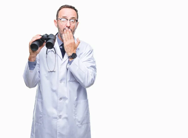 Medelåldern Hoary Överläkare Man Tittar Genom Kikare Isolerade Bakgrund Täcker — Stockfoto