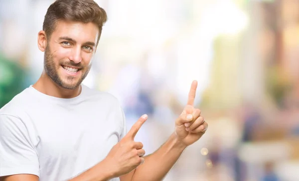 Joven Hombre Guapo Sobre Fondo Aislado Sonriendo Mirando Cámara Apuntando — Foto de Stock