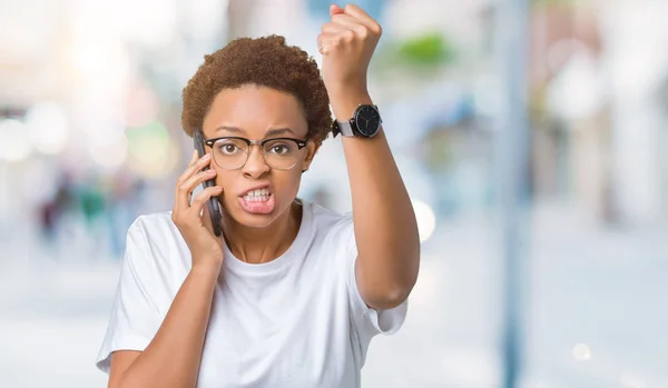 Jonge Afrikaanse Amerikaanse Vrouw Praten Telefoon Geïsoleerde Achtergrond Boos Gefrustreerd — Stockfoto