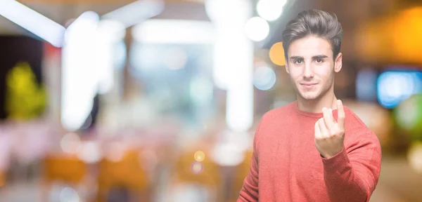 Jovem Homem Bonito Sobre Fundo Isolado Beckoning Vir Aqui Gesto — Fotografia de Stock